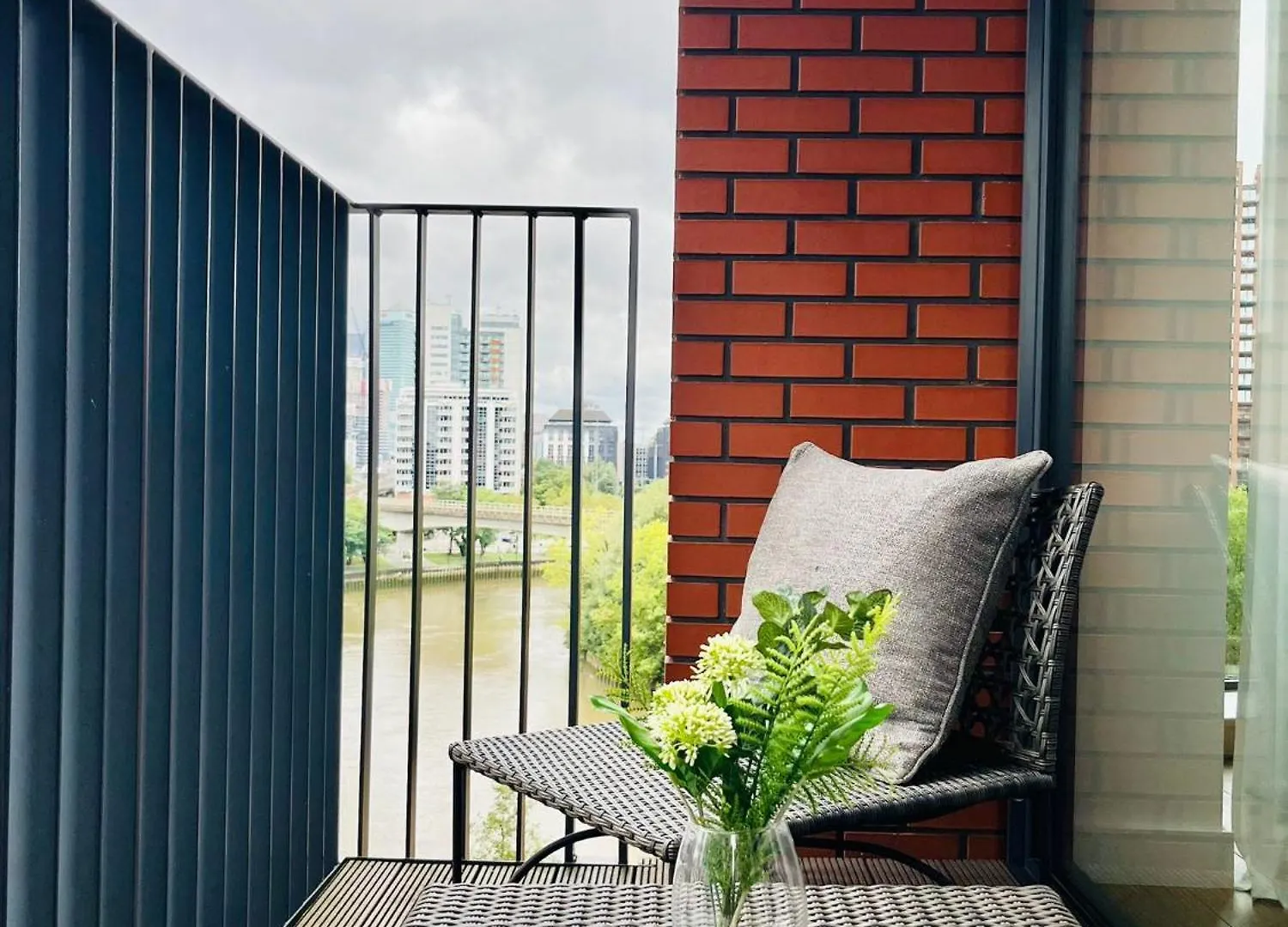 Luxurious Apartment - Prime Location Near Excel, O2 & Canary Wharf London